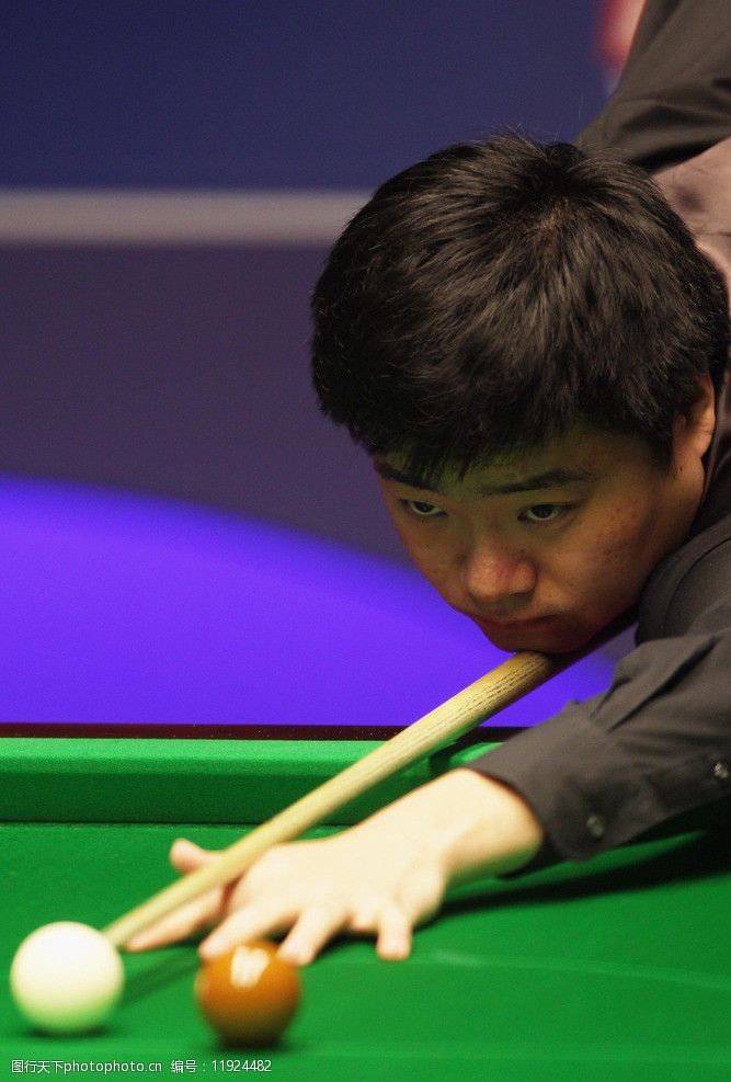 不应拘泥于 不应拘泥于